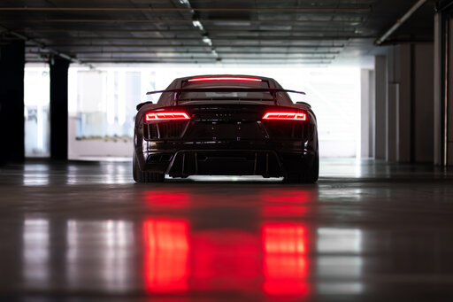 Auto sportiva in parcheggio, pronta a partire dopo il servizio professionale di Tiresmaster